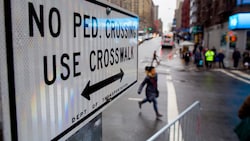 In New York hielt sich ohnehin kaum jemand an die roten Ampeln, jetzt darf man auch legal bei ...