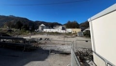 Bester Baugrund in Halleins Neustadt: Hinter der historischen Tabakfabrik liegt direkt an der Salzburger Straße das REI-Areal. (Bild: JHK)