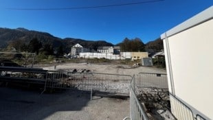 Bester Baugrund in Halleins Neustadt: Hinter der historischen Tabakfabrik liegt direkt an der Salzburger Straße das REI-Areal. (Bild: JHK)