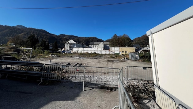 Bester Baugrund in Halleins Neustadt: Hinter der historischen Tabakfabrik liegt direkt an der Salzburger Straße das REI-Areal. (Bild: JHK)