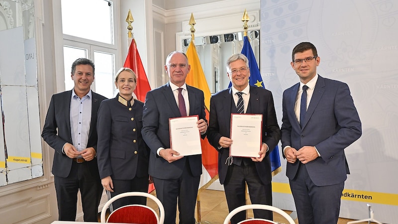 Sicherheitsvereinbarung unterzeichnet: Landesrat Daniel Fellner, Landespolizeidirektorin Michaela Kohlweiß, Minister Gerhard Karner, LH Peter Kaiser, LHStv. Martin Gruber. (Bild: LPD Kärnten ©Helge Bauer)