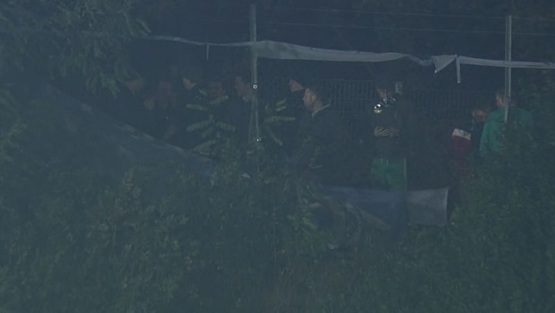 Some Rapid fans watched the Cup match outside the stadium. (Bild: ORF Screenshot)