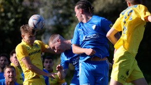 Bürmoos (im Bild Avdic und Probst) bogen Hallwang mit 4:1.