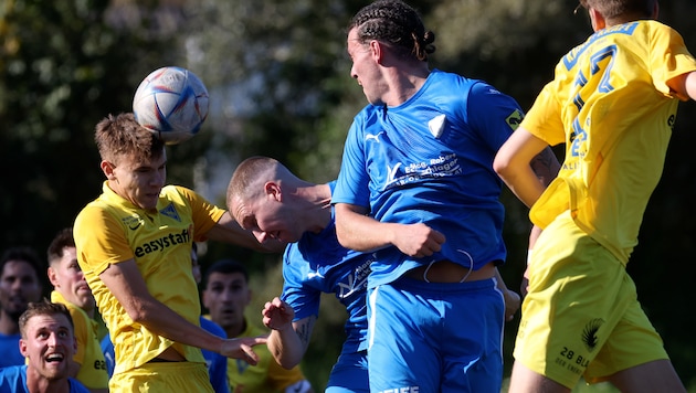 Bürmoos (pictured: Avdic and Probst) beat Hallwang 4:1. (Bild: Andreas Tröster)