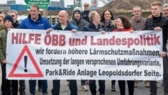 Es war vor fast am Tag genau vor fünf Jahren, zeigt ein Blick ins Fotoarchiv: Verkehrsgeplagte Anrainer gingen auf die Straße in Obersiebenbrunn. (Bild: Vymy)