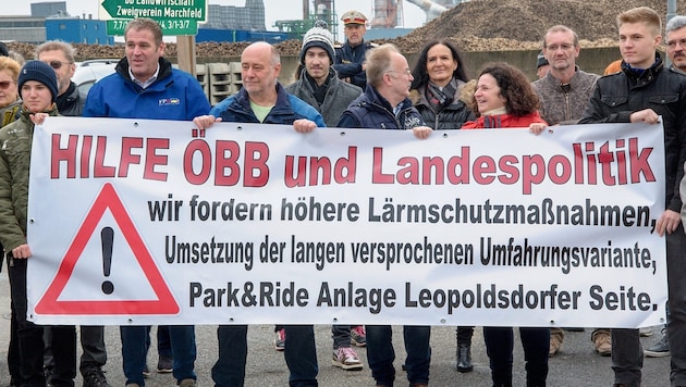 Es war vor fast am Tag genau vor fünf Jahren, zeigt ein Blick ins Fotoarchiv: Verkehrsgeplagte Anrainer gingen auf die Straße in Obersiebenbrunn. (Bild: Vymy)