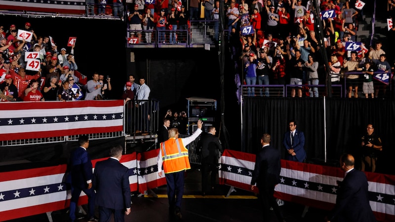 Trump im Müllman-Outfit bei einer Wahlkampfveranstaltung in Green Bay. (Bild: APA/2024 Getty Images)