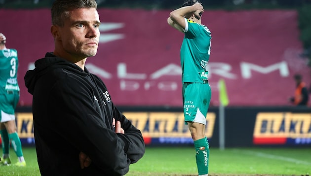 Jakob Schöller (right) made a serious mistake. Coach Robert Klauß (left) has his back. (Bild: GEPA pictures)