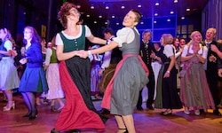 Zu Mitternacht wird in der ganzen Hofburg getanzt.