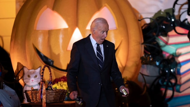 Children from military families and the neighborhood are traditionally invited to Halloween at the White House. (Bild: AP)