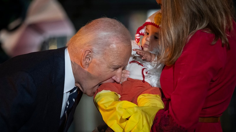 Biden scherzte mit einem als Hendl verkleideten Baby. (Bild: AP)