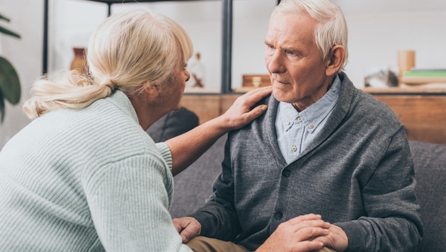 Oft geben die Patienten selber das Stichwort, um das heikle Thema anzusprechen. Hören Sie genau hin und nehmen Sie dieses Bedürfnis ernst – auch, wenn es schwer fällt.  (Bild: stock.adobe.com/LIGHTFIELD STUDIOS)