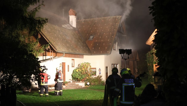 Three fire departments were involved in the fire. (Bild: laumat)