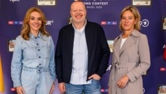 Stefan Raab mit Inga Leschek (Chief Content Officer RTL Deutschland) und Christine Strobl (ARD-Programmdirektorin) (Bild: Raab Entertainment / RTL / ARD / NDR / Willi Weber)