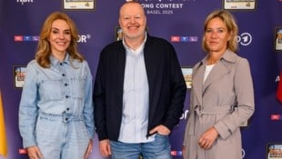 Stefan Raab mit Inga Leschek (Chief Content Officer RTL Deutschland) und Christine Strobl (ARD-Programmdirektorin) (Bild: Raab Entertainment / RTL / ARD / NDR / Willi Weber)