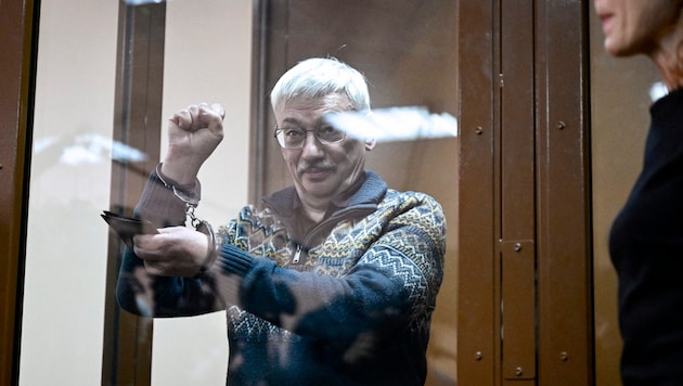 The Nobel Peace Prize winner Orlov was only released from the Russian regime this year through a prisoner exchange. (Bild: APA/AFP/Alexander NEMENOV)