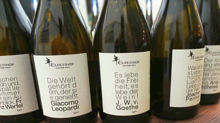 In und auf den Flaschen dreht sich alles um Wein. Schon Goethe und viele andere geistreiche ...