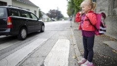 Sicherheit der Kinder im Straßenverkehr wird wohl vielerorts Thema im Gemeinderatswahlkampf werden. (Bild: picturedesk.com/GEORG HOCHMUTH / APA / picturedesk.com)