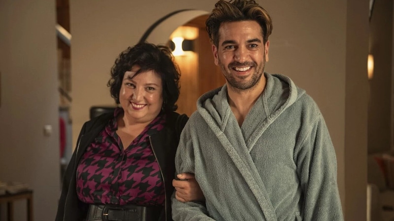 „Fack ju Göhte“-Schauspieler Elyas M´Barek als Älex Sahavi und Comedienne Meltem Kaptan in der Rolle von Kiraz Tüfek. (Bild: LEONINE Studios)