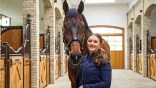 Diana Porsche, hier mit einem ihrer Pferde im heimatlichen Stall, sicherte sich das aktuelle Top-Pferd der gefallenen Reit-Ikone Charlotte Dujardin. (Bild: Tröster Andreas/ANDREAS TROESTER)