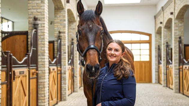 Diana Porsche, here with one of her horses in her home stable, secured the current top horse of fallen riding icon Charlotte Dujardin. (Bild: Tröster Andreas/ANDREAS TROESTER)