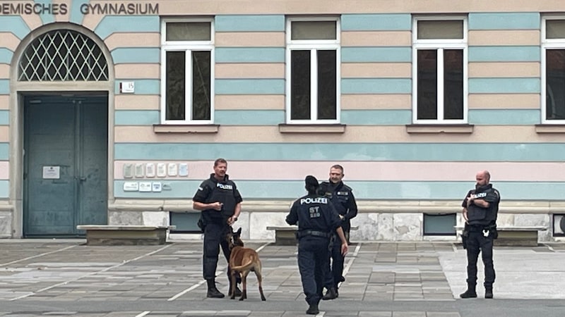 Polizeieinsatz mit Hunden (Bild: Gerald Schwaiger)