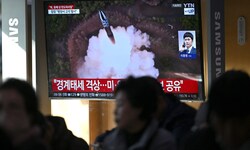 Passanten beobachten mit Sorge Aufnahmen des Raketenstarts auf einen Bildschirm in Seoul.