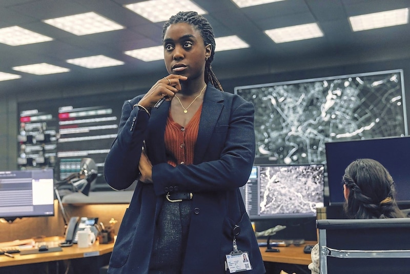 In der Thrillerserie gibt die heute hochschwan- gere Lashana Lynch die kompromiss- lose, vielleicht streitbare MI6 Agentin „Bianca“, welche sich an die Fersen des Schakals heftet. (Bild: © 2023 Carnival Film & Television Limited)