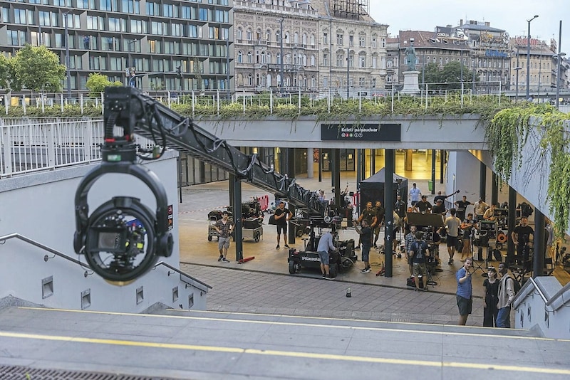 Mit der immer selben ungarischen Crew drehte das Team in verschiedenen Ländern, hauptsächlich in Ungarn. (Bild: © 2024 Carnival Film & Television Limited)