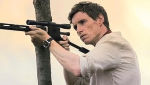 „The Day of the Jackal“ ist die erste Serie, in der Eddie Redmayne die Hauptfigur spielt (Bild: © 2023 Carnival Film & Television Limited)