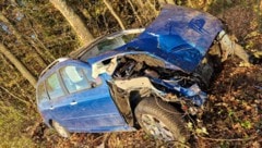 Das Unfallauto blieb bei einem Baum hängen. (Bild: FF Neutal)