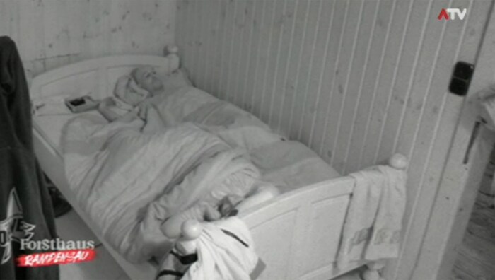 Lydia wird im Forsthaus zum Poltergeist und wirft mit einem Schuh auf Hansi und Julia.