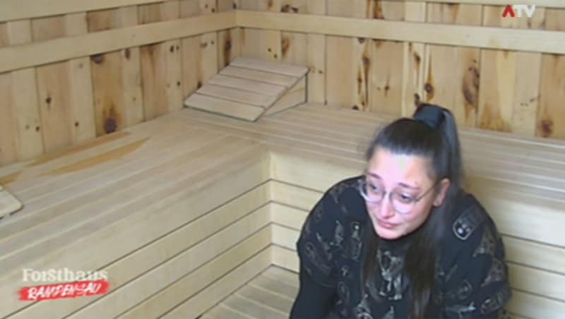 Julia fängt in der Sauna bitterlich zu weinen an. Kostet die Attacke Lydia und Johannes etwa den Sieg? (Bild: ATV)