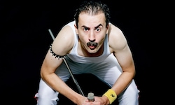 Der Austrofred ist nicht nur der „österreichische Freddie Mercury“, sondern er schrieb schon ...