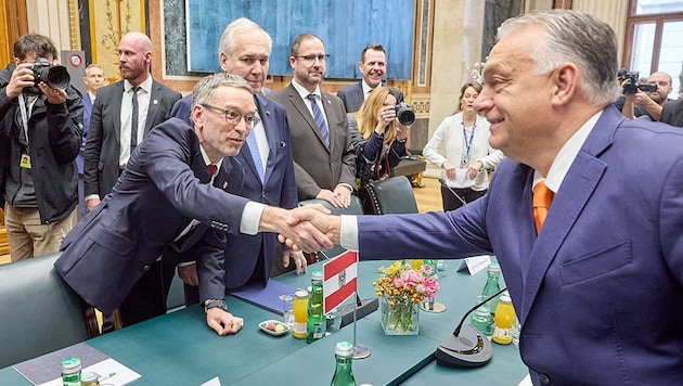 Hungarian Prime Minister Viktor Orbán (right) and FPÖ leader Herbert Kickl shake hands. (Bild: Photonews.at Georges Schneider/APA/Photonews.at/Georges Schneider)