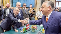 Ungarns Ministerpräsident Viktor Orbán (rechts) und FPÖ-Chef Herbert Kickl geben sich die Hand. (Bild: Photonews.at Georges Schneider/APA/Photonews.at/Georges Schneider)