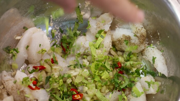 Ceviche lebt von frischen Gewürzen, im Speziellen Koriander und Chili