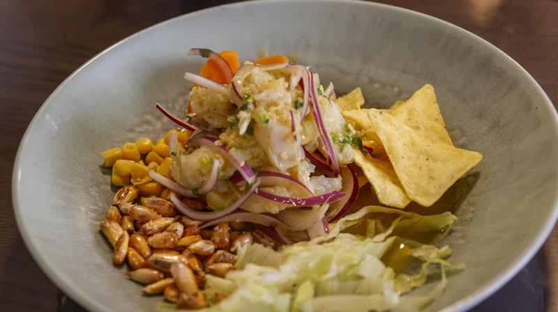 The Lazarte uses authentic ingredients: ceviche is served with tortilla chips, roasted corn and sweet potato. (Bild: Tschepp Markus)