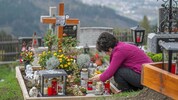 Erstes Allerheiligen ohne den geliebten Gatten: Anni Seitinger am Grab in Frauenberg