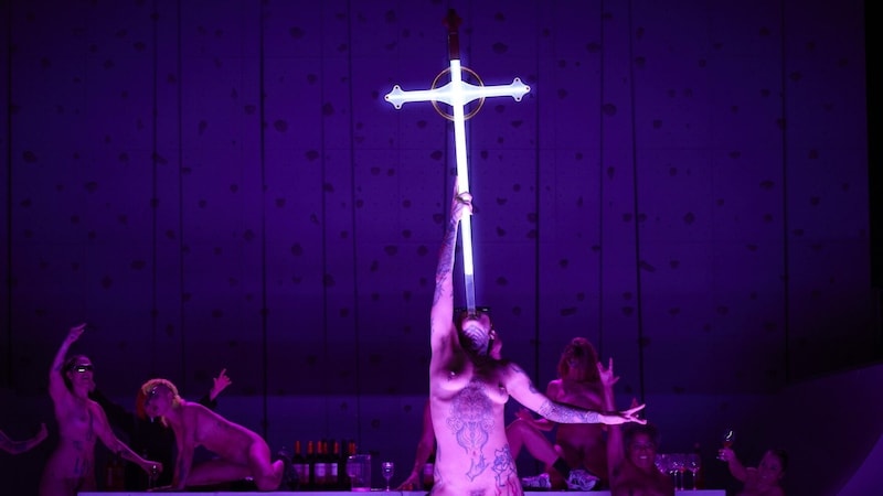 Bei „Sancta“ wurden Kruzifixe verschluckt (Bild: Oper Stuttgart / Matthias Baus)