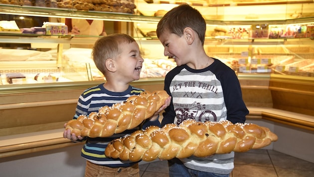 Die Kinder haben ihre Freude mit dem Lungauer „Halengstrutzn“. (Bild: Holitzky Roland)