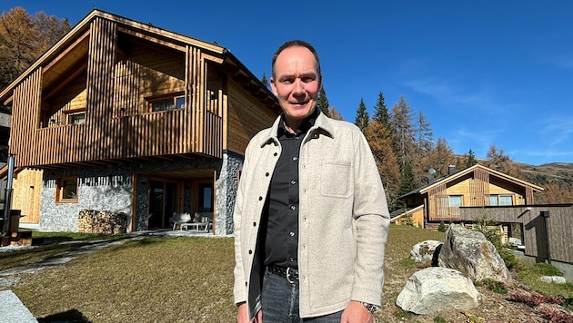 Hotelier Erwin Fender hat auf der Sonnalm ein kleines Chaletdorf errichtet.  (Bild: Elisa Aschbacher)