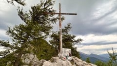 Gipfelkreuze stehen auf vielen Bergen, hier am Almkogel. (Bild: Wolfgang Spitzbart .)