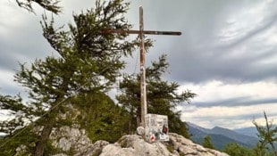 Gipfelkreuze stehen auf vielen Bergen, hier am Almkogel. (Bild: Wolfgang Spitzbart .)