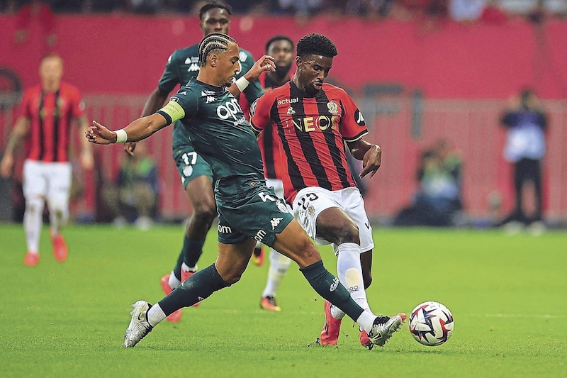 Captain Thilo Kehrer (left) praises Adi's work. (Bild: AFP)