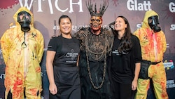 Alexandra Weyrer (li.) und Birgit Mörtl verwandelten in stundenlanger Arbeit den Schweizer ...