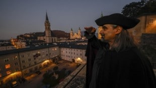 In mittelalterlichem Aufzug weiht „Ghost-Walker“ Reinhard Likar Salzburger in dunkle Mythen ihrer Landeshauptstadt ein. (Bild: Tschepp Markus)