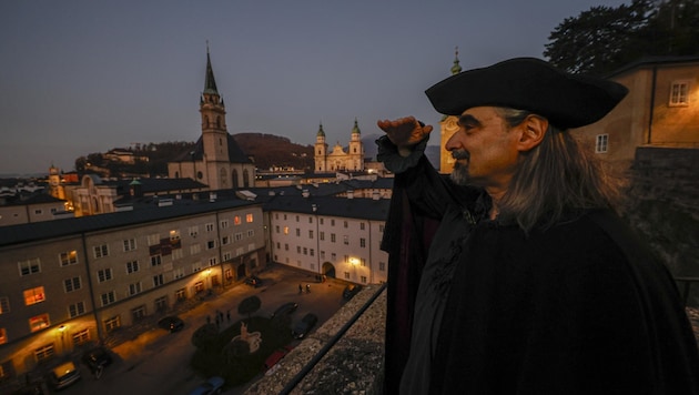 In mittelalterlichem Aufzug weiht „Ghost-Walker“ Reinhard Likar Salzburger in dunkle Mythen ihrer Landeshauptstadt ein. (Bild: Tschepp Markus)