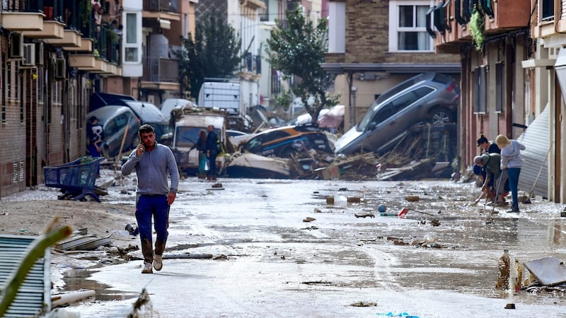 Numerous vacation resorts are now disaster zones and emergency services are still searching for survivors. (Bild: APA/AFP/Jose Jordan)