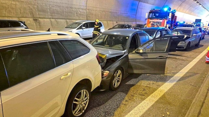 Ein „Domino-Effekt“ von zwölf Fahrzeugen sorgte für einen Großeinsatz.